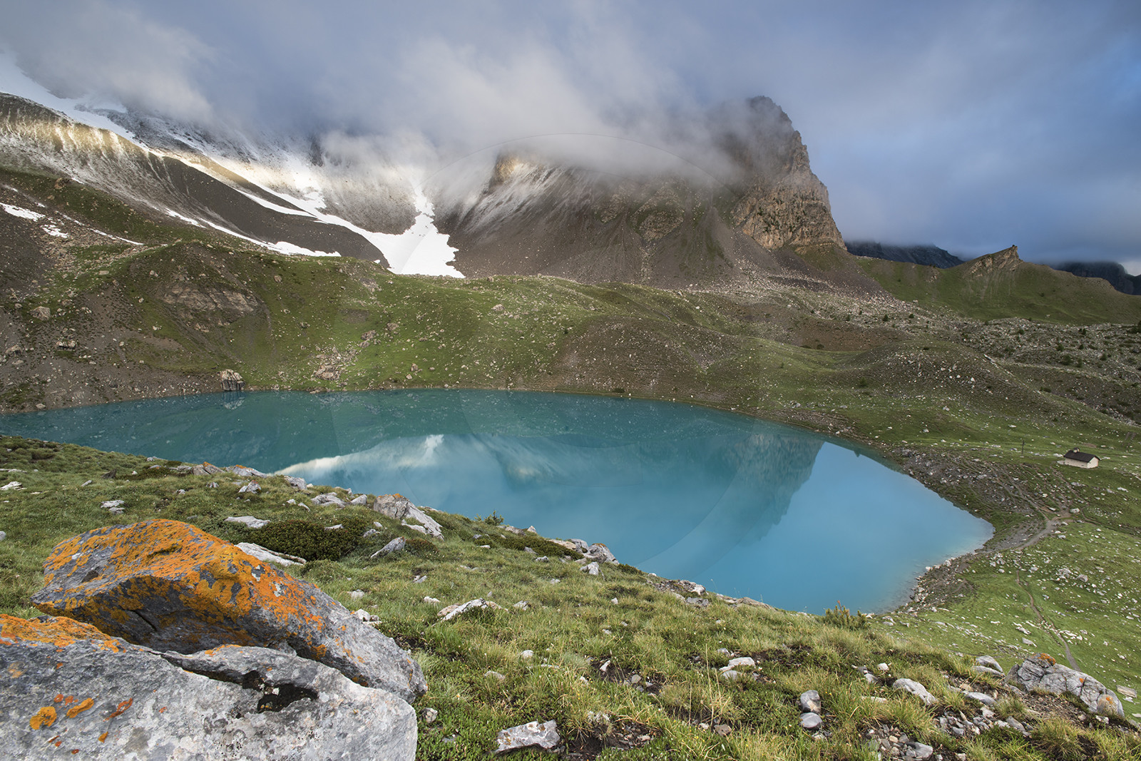 Le lac St Anne un petit matin brumeux© Duncan MacArthur