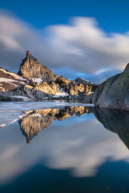 La tête des Toiles et son reflet dans le lac Blanchet Supérieur encore à moitié gelé© Duncan MacArthur