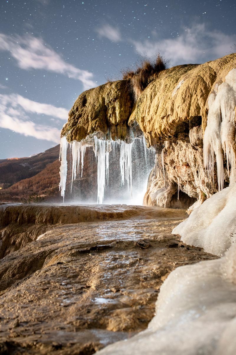 Fontaine pétrifiante gelée sous la lune - Réotier©Pierre Barrot
