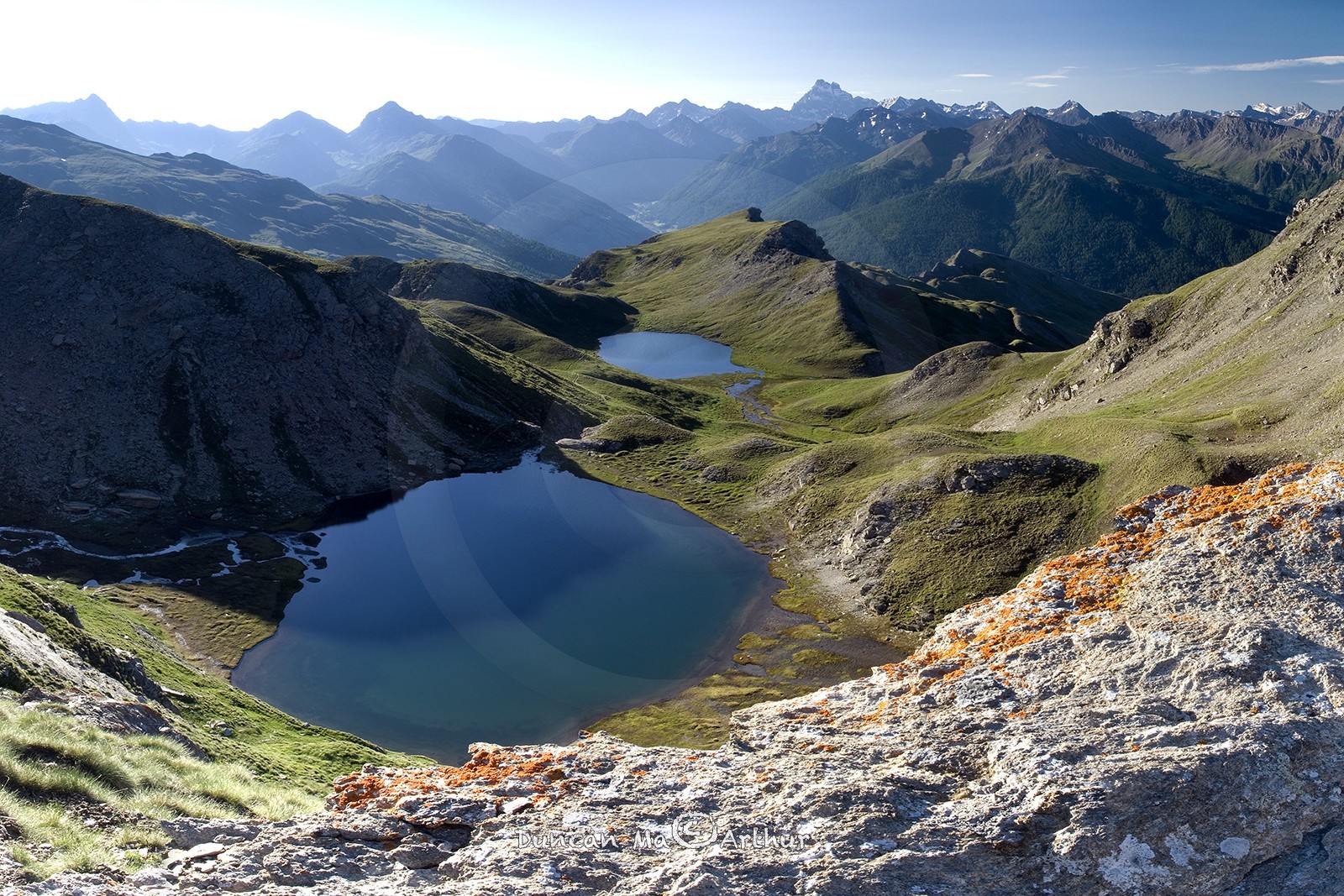 Les lacs de Malrif, le Mézan et le petit Laus, et le mont Viso au loin.© Duncan MacArthur