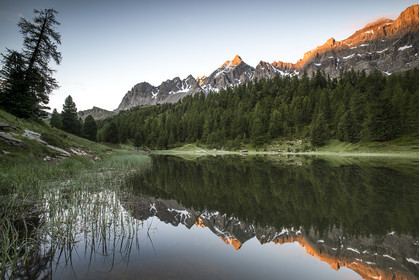 La lac Miroir et le pic des Heuvières au lever du jour© Duncan MacArthur