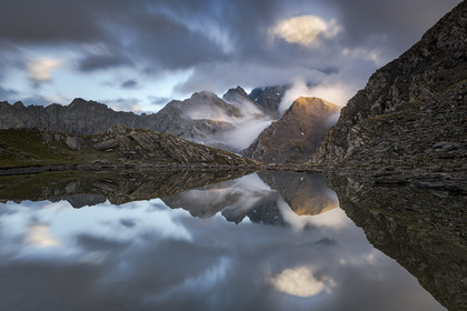 reflet dans le lac de Clot Sablé du mont Viso qui se cache dans la nebbia,© Duncan MacArthur
