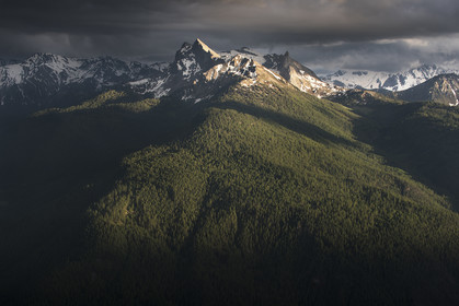 La Roche des Clots et la forêt de Château Ville-Vieille© Duncan MacArthur