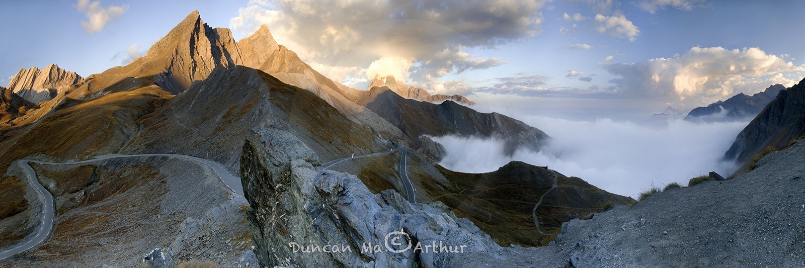 Le Col Agnel avec vue sur la Taillante, le Pain de Sucre, le pic d'Asti et le mont Viso et un panorama au dessus de la nebbia italienne© Duncan MacArthur
