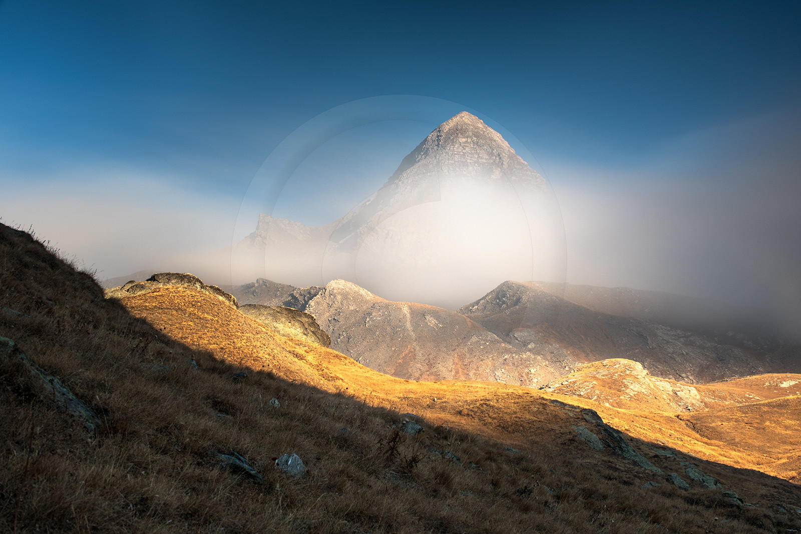 Le Pain de Sucre caréssé par la nebbia© Duncan MacArthur