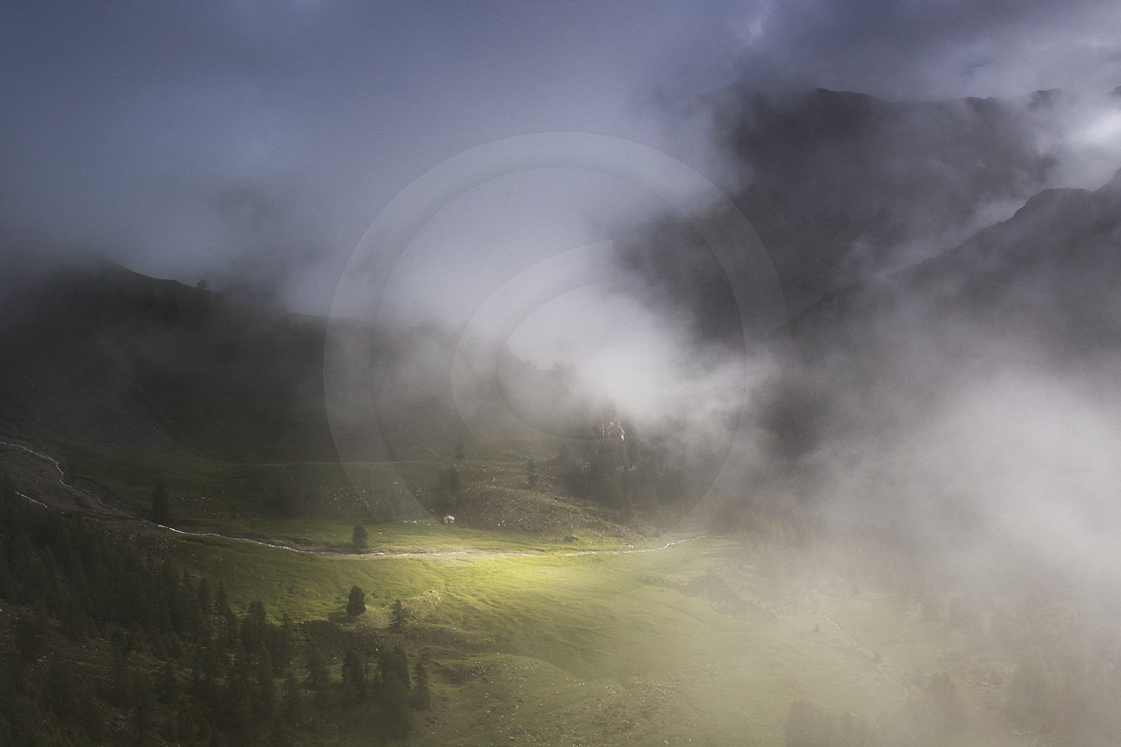 Éclaircie sur la cabane du berger (sous le lac St Anne)© Duncan MacArthur