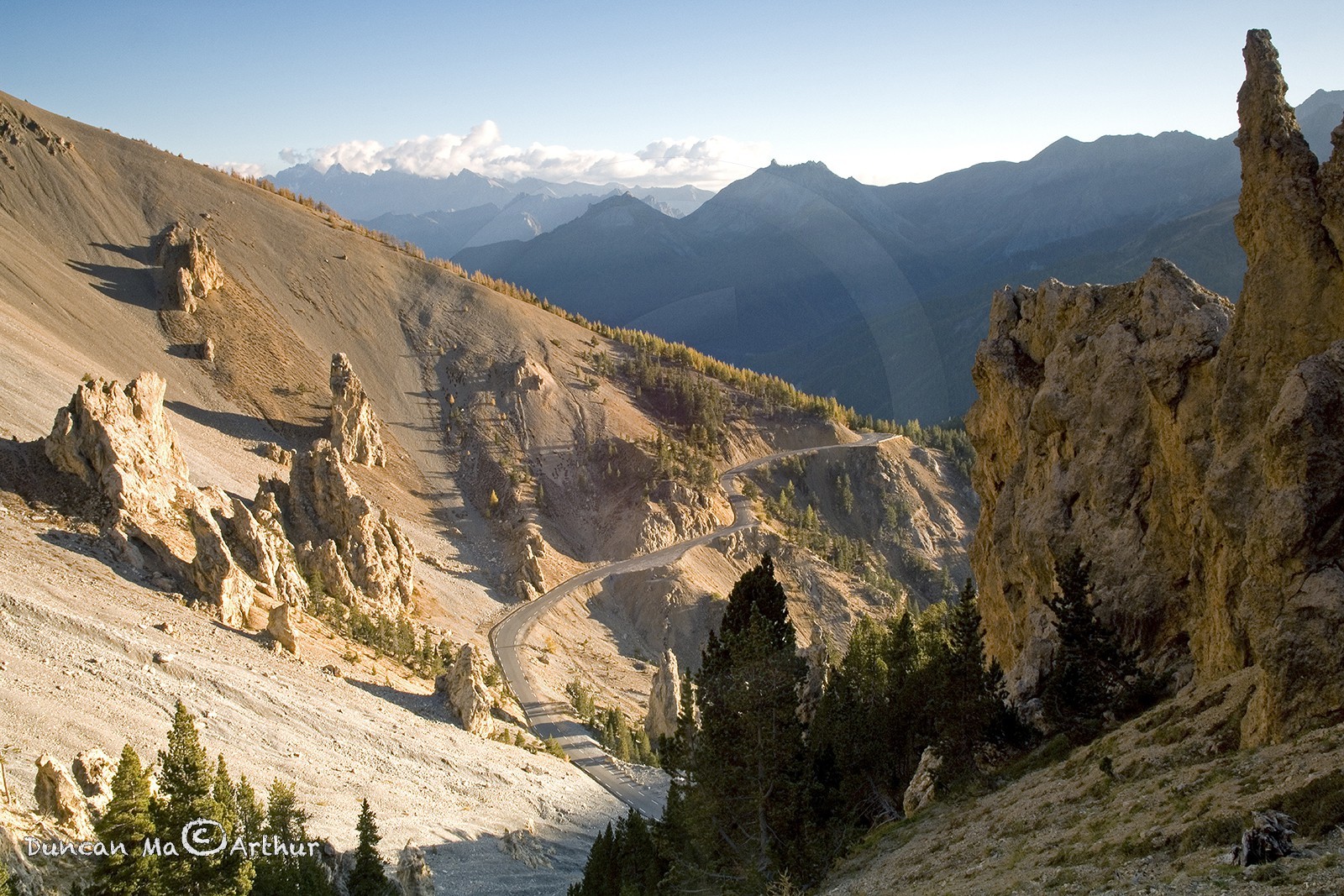 La Casse Déserte et la route du col Izoard© Duncan MacArthur