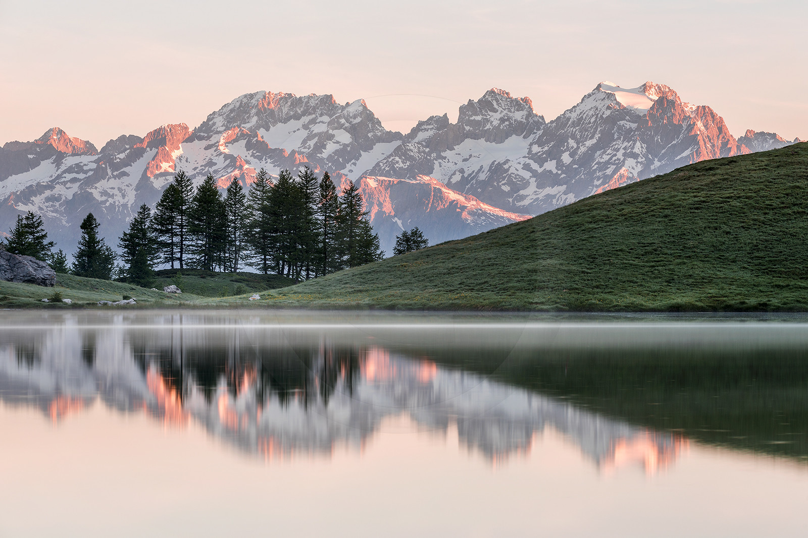 Reflets du matin au lac de Lauzet.© Duncan MacArthur