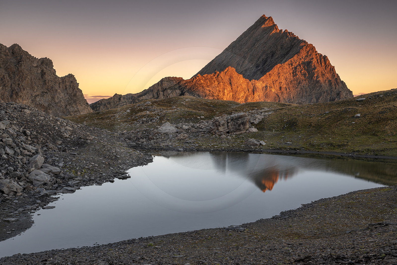 La Taillante et le lac d'Asti au lever du soleil© Duncan MacArthur