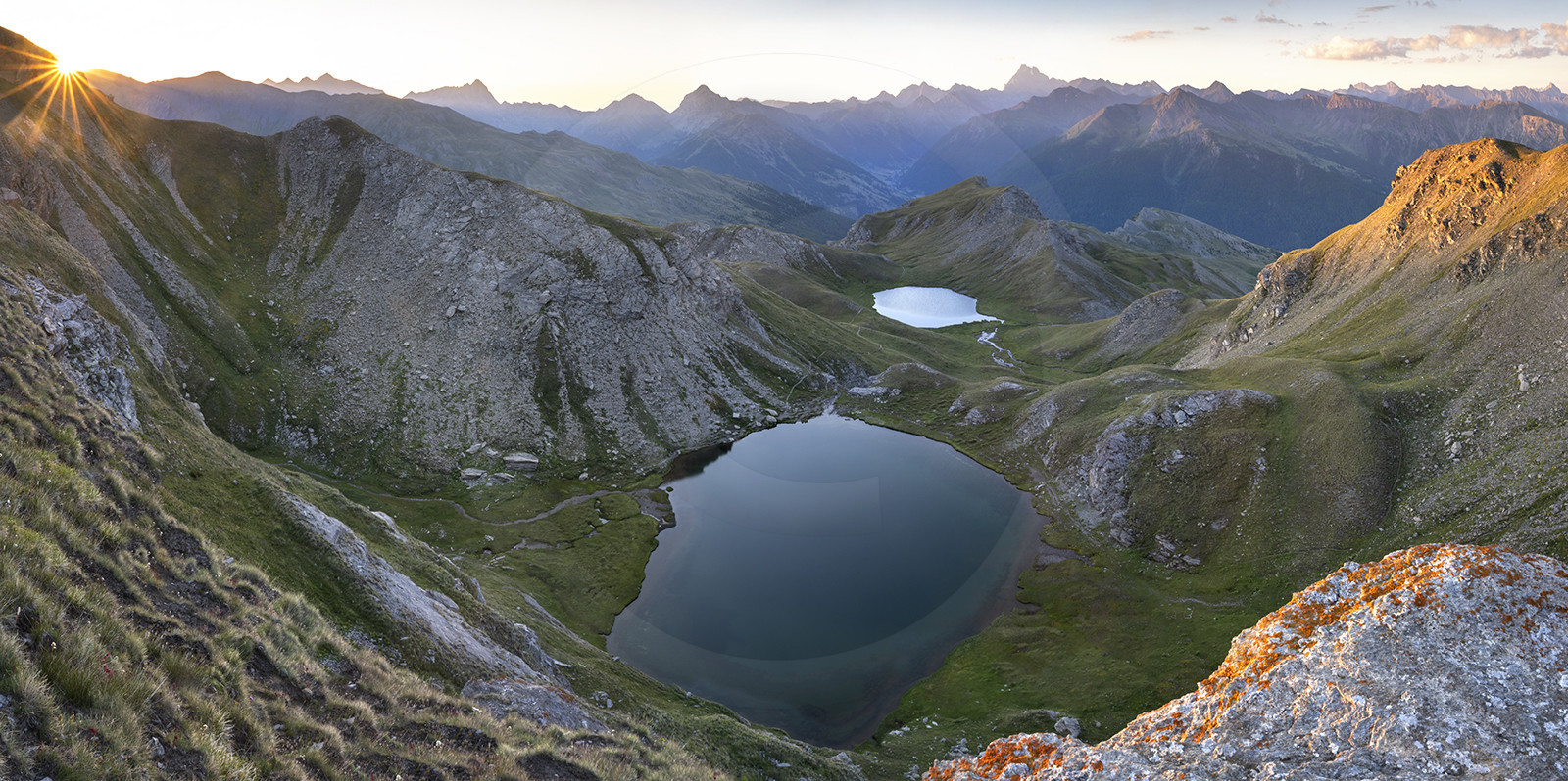 Le soleil se lève au dessus des lacs de Malrif, le petit Laus et le Mézan© Duncan MacArthur