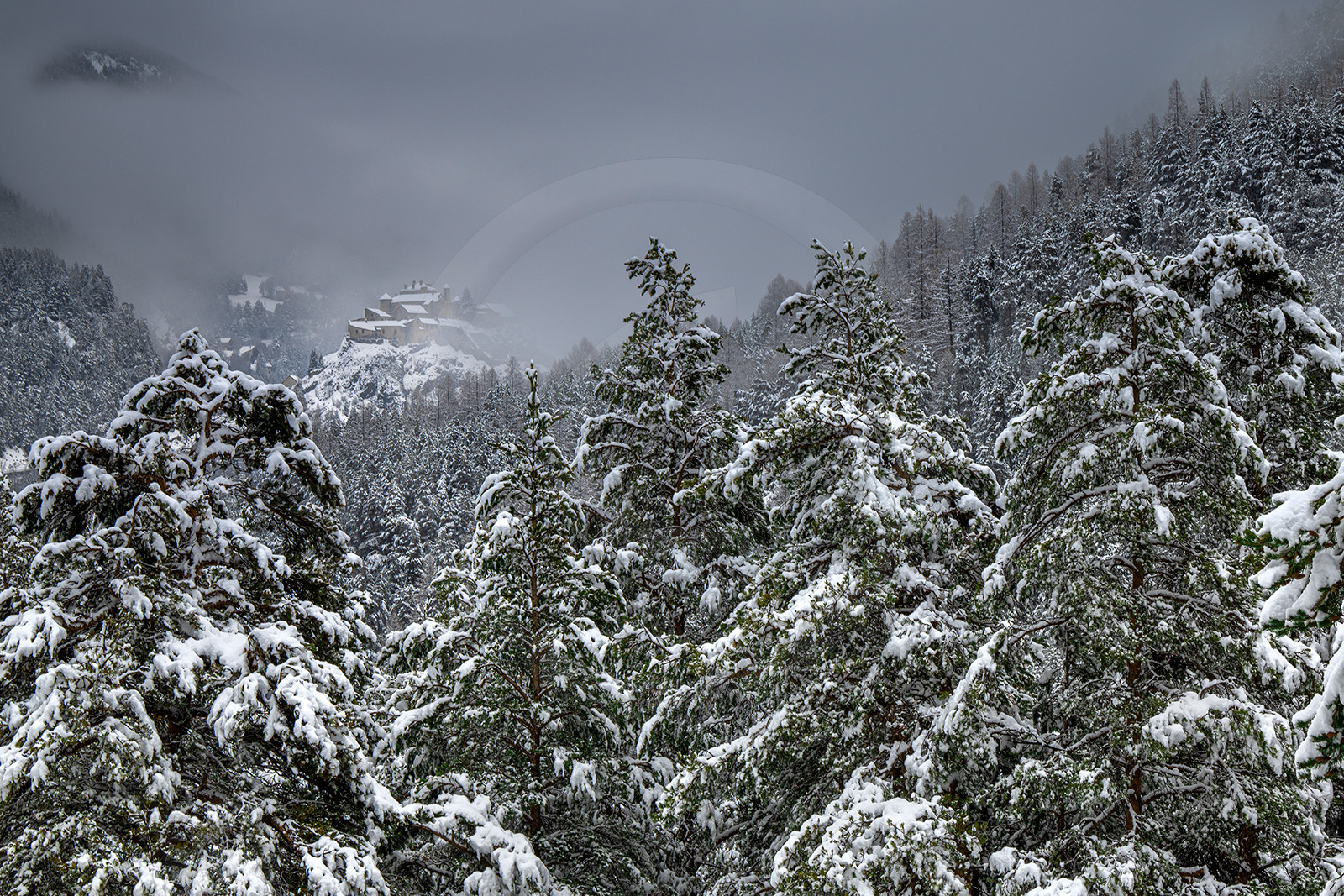 Fort-Queyras sort du brouillard.© Duncan MacArthur