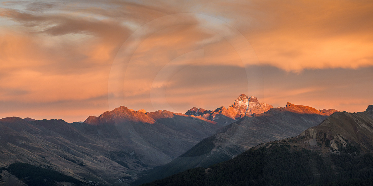 Soir d'Automne dans le Queyras, coucher de soleil sur le Viso et ses voisins ©Pierre Barrot